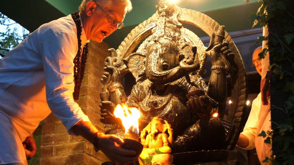 Swami offers aarthi to Ganesha at Skanda Vale