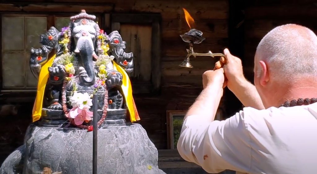 Swami Ambananda offers aarthi at Somaskanda Ashram