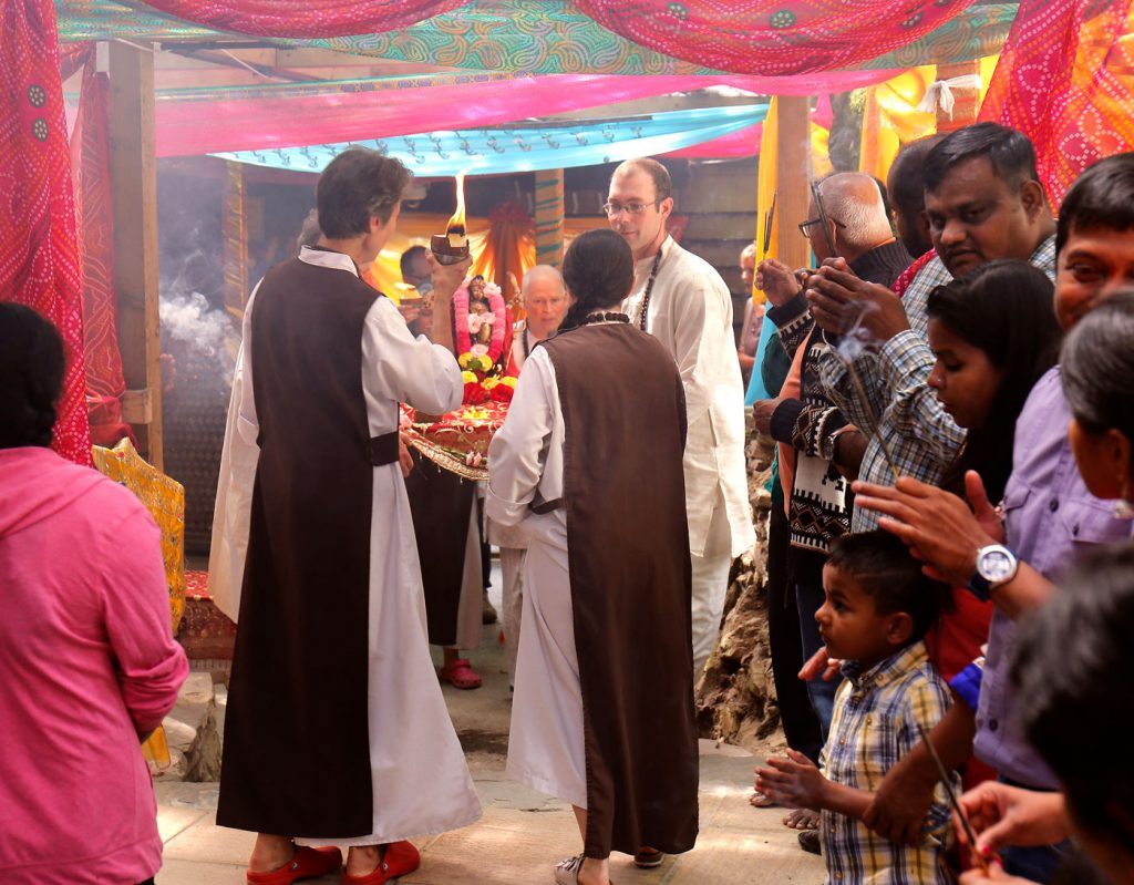 Devotees, monks and nuns at the Skanda Vale Kali Procession